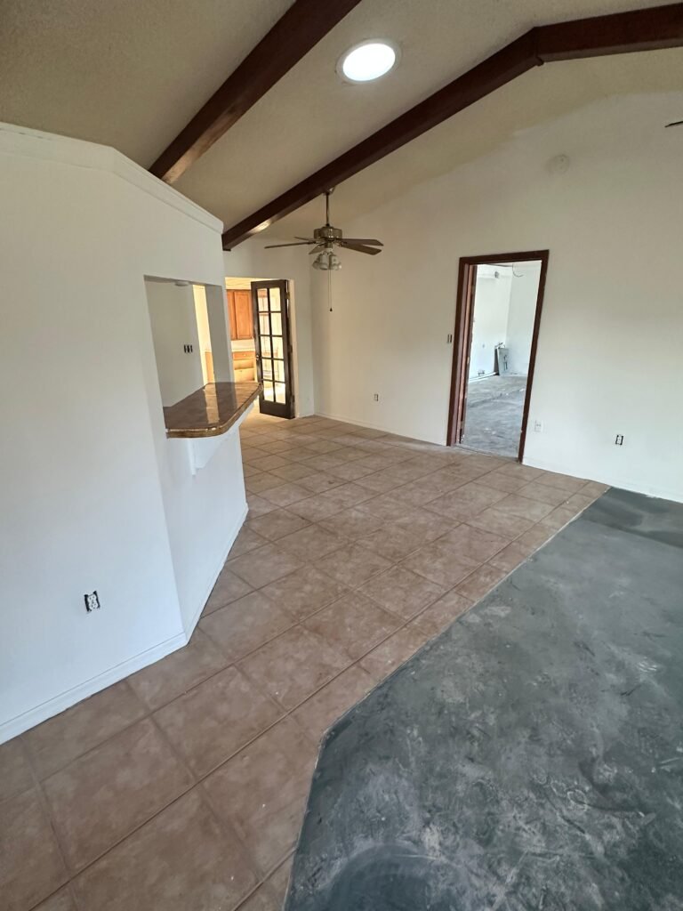 cleanout-living-room-after.jpgPalm Bay FL tenant eviction cleanout living room with repaired walls and tile floor